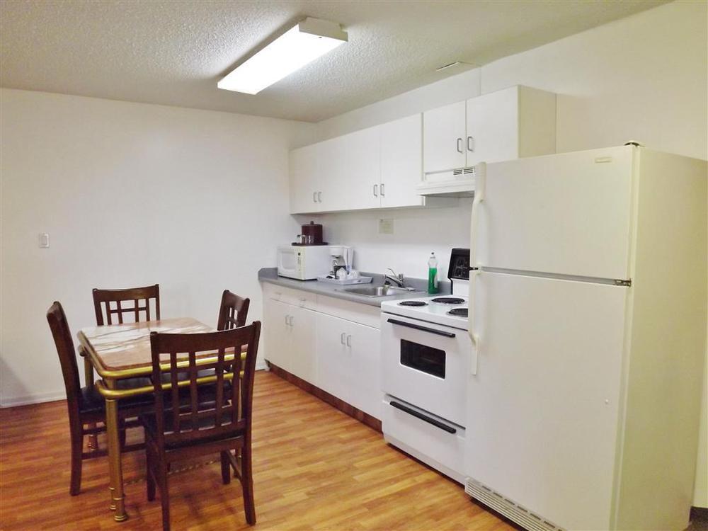 Canadas Best Value Inn Whitecourt Ruang foto