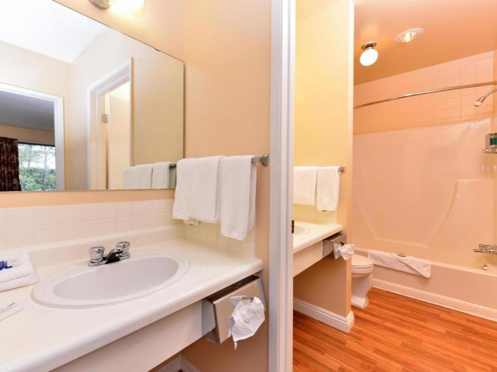 Canadas Best Value Inn Whitecourt Bagian luar foto
