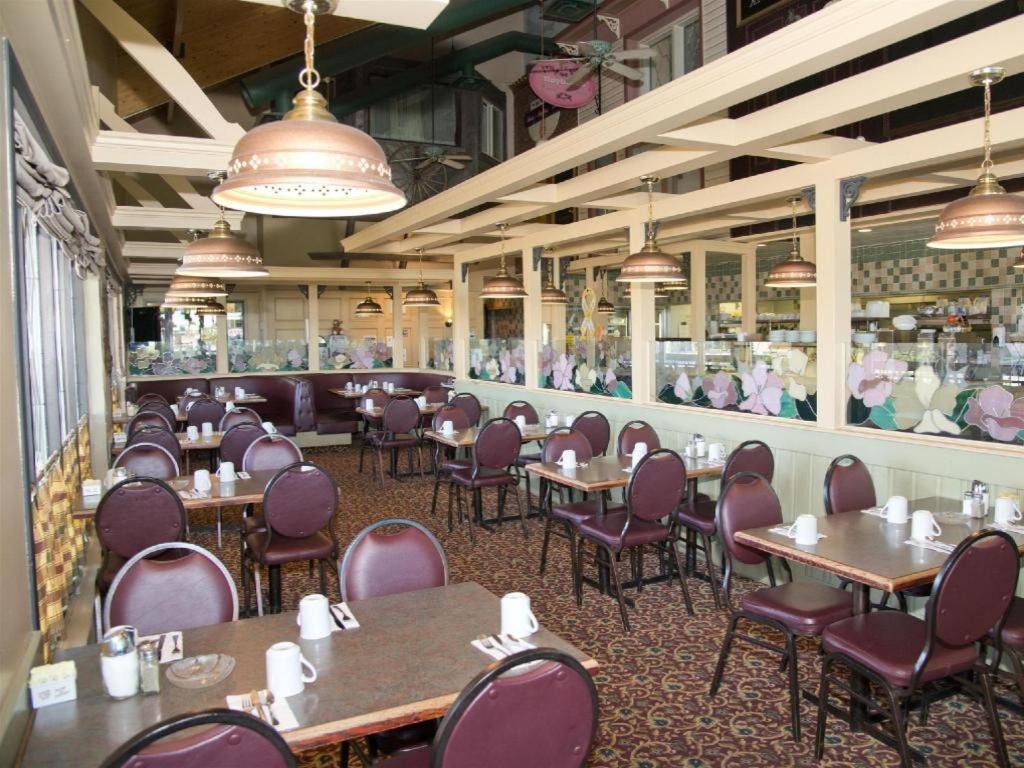 Canadas Best Value Inn Whitecourt Bagian luar foto
