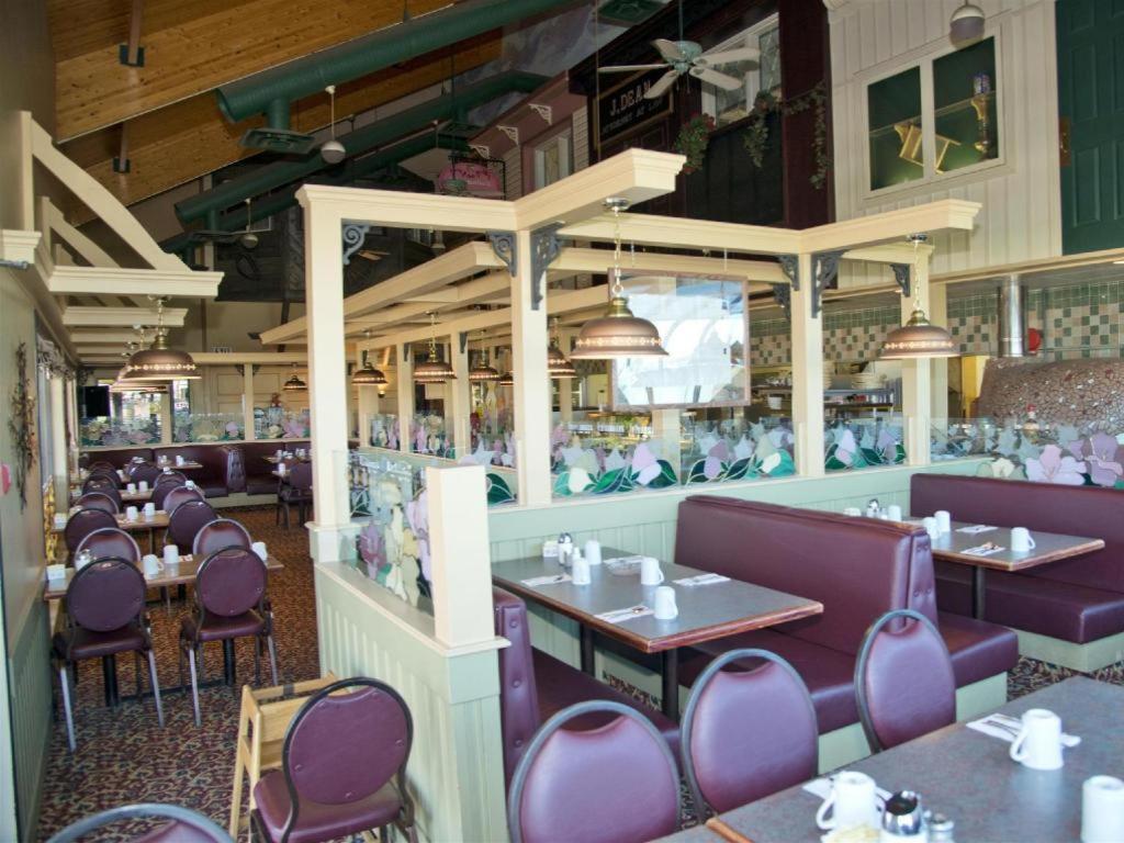 Canadas Best Value Inn Whitecourt Bagian luar foto