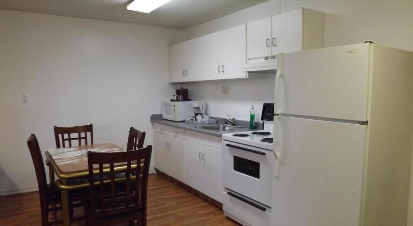 Canadas Best Value Inn Whitecourt Bagian luar foto