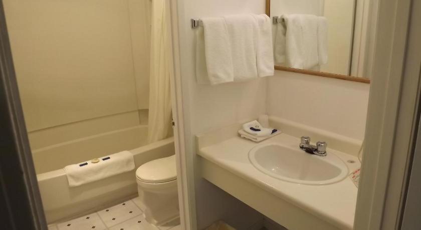 Canadas Best Value Inn Whitecourt Bagian luar foto