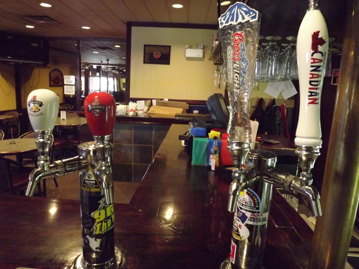 Canadas Best Value Inn Whitecourt Bagian luar foto