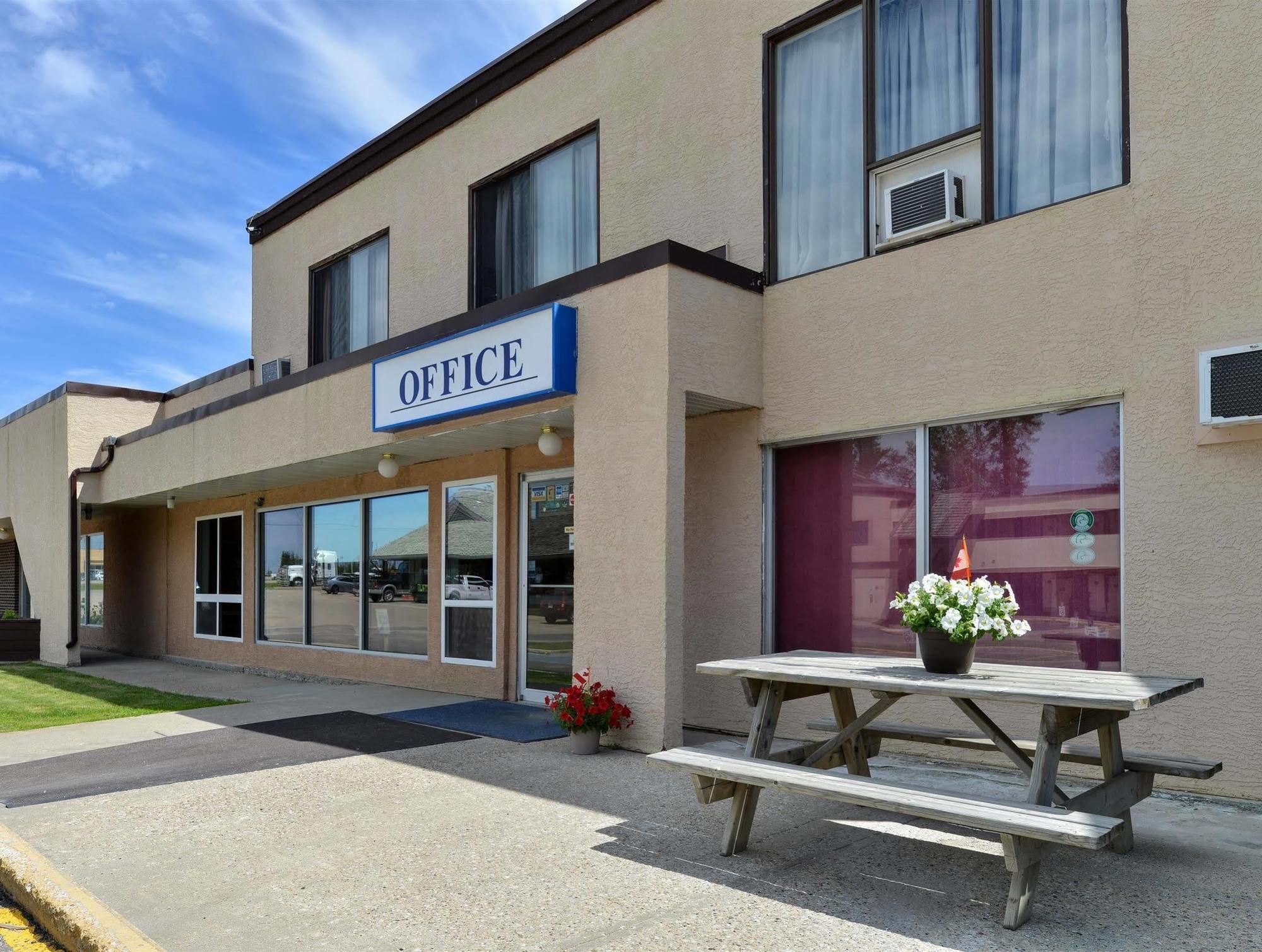 Canadas Best Value Inn Whitecourt Bagian luar foto
