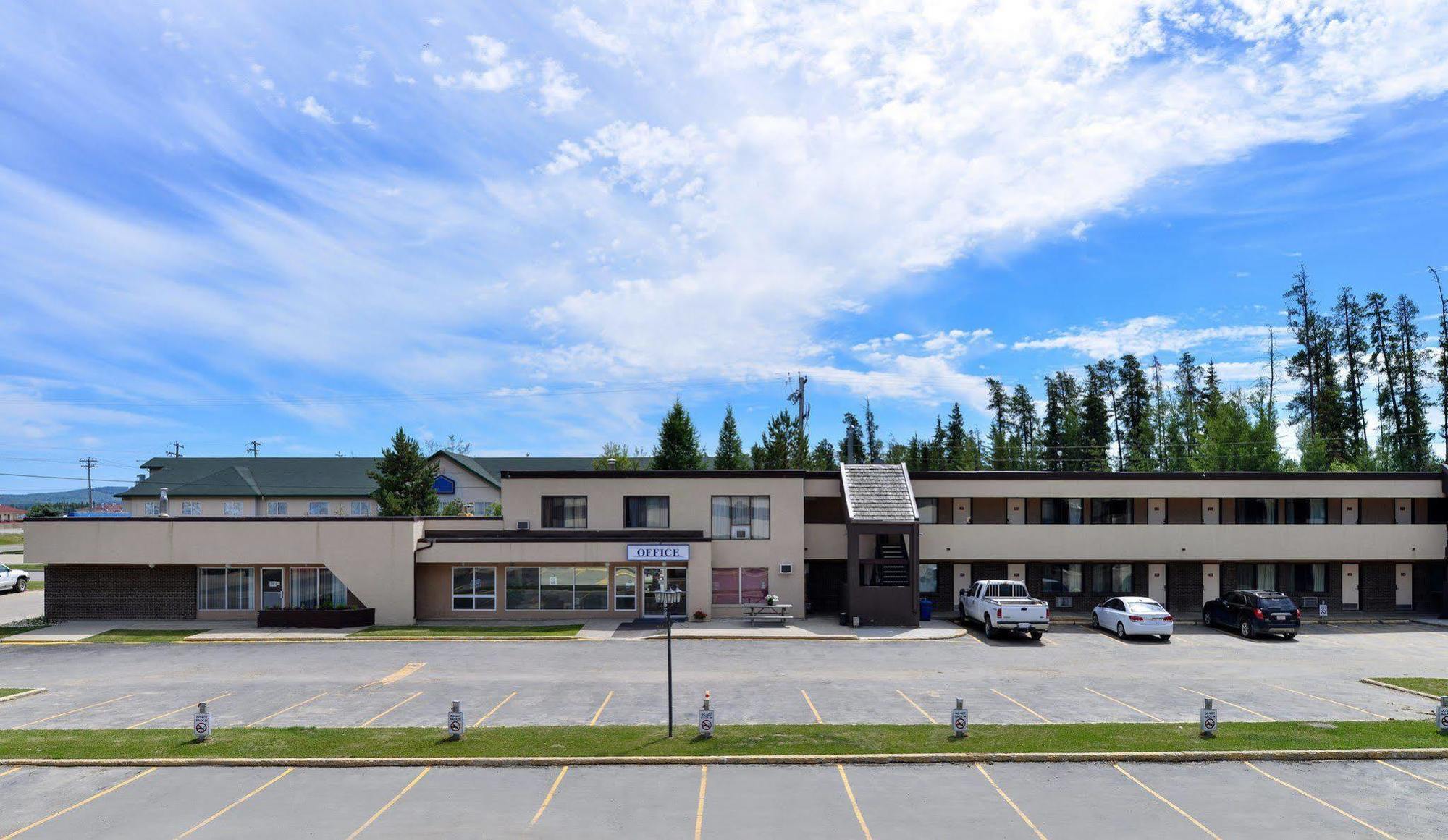 Canadas Best Value Inn Whitecourt Bagian luar foto