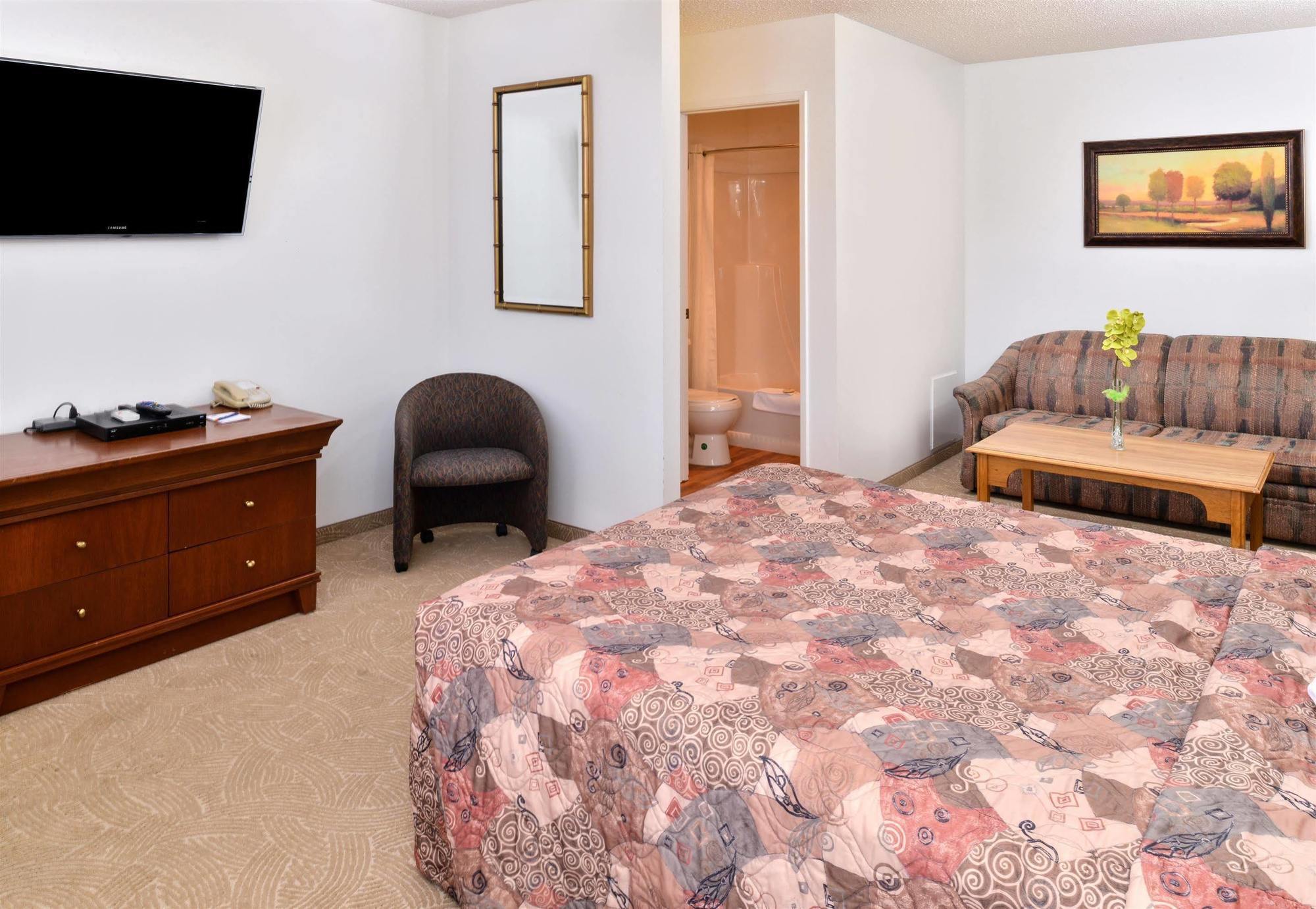 Canadas Best Value Inn Whitecourt Bagian luar foto