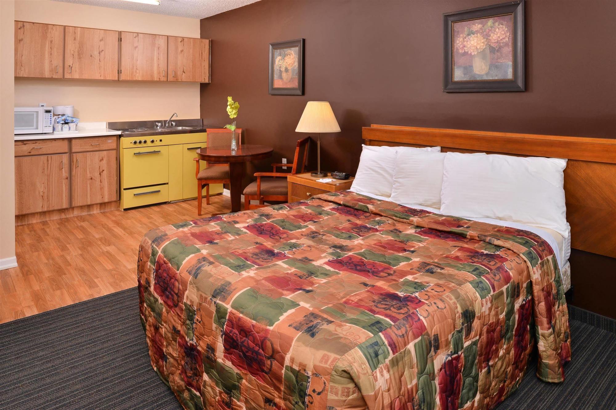 Canadas Best Value Inn Whitecourt Bagian luar foto