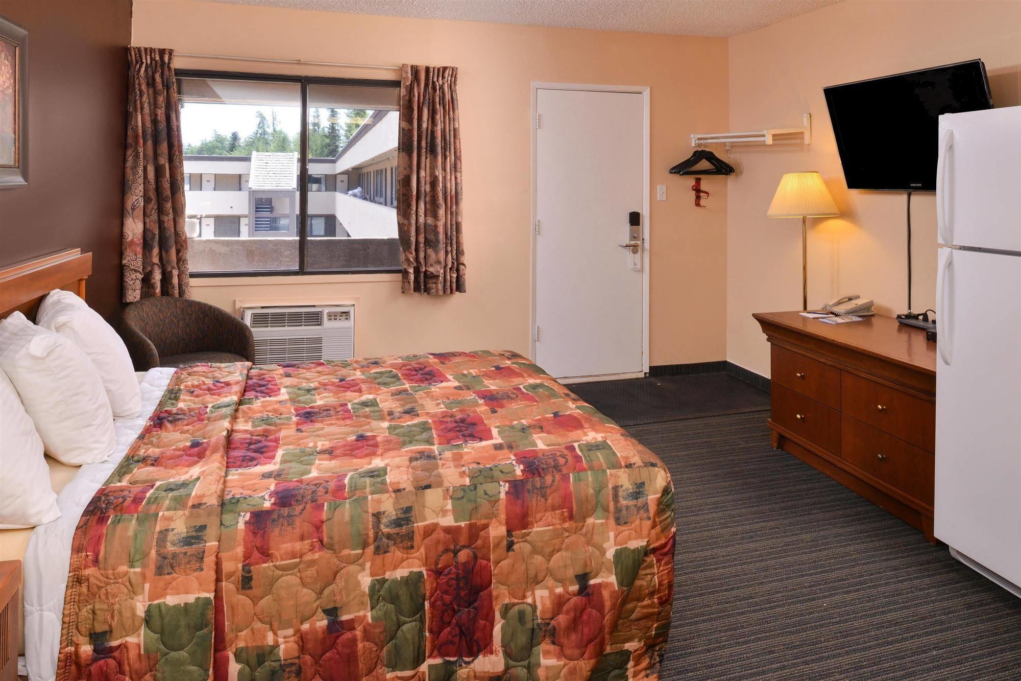 Canadas Best Value Inn Whitecourt Bagian luar foto