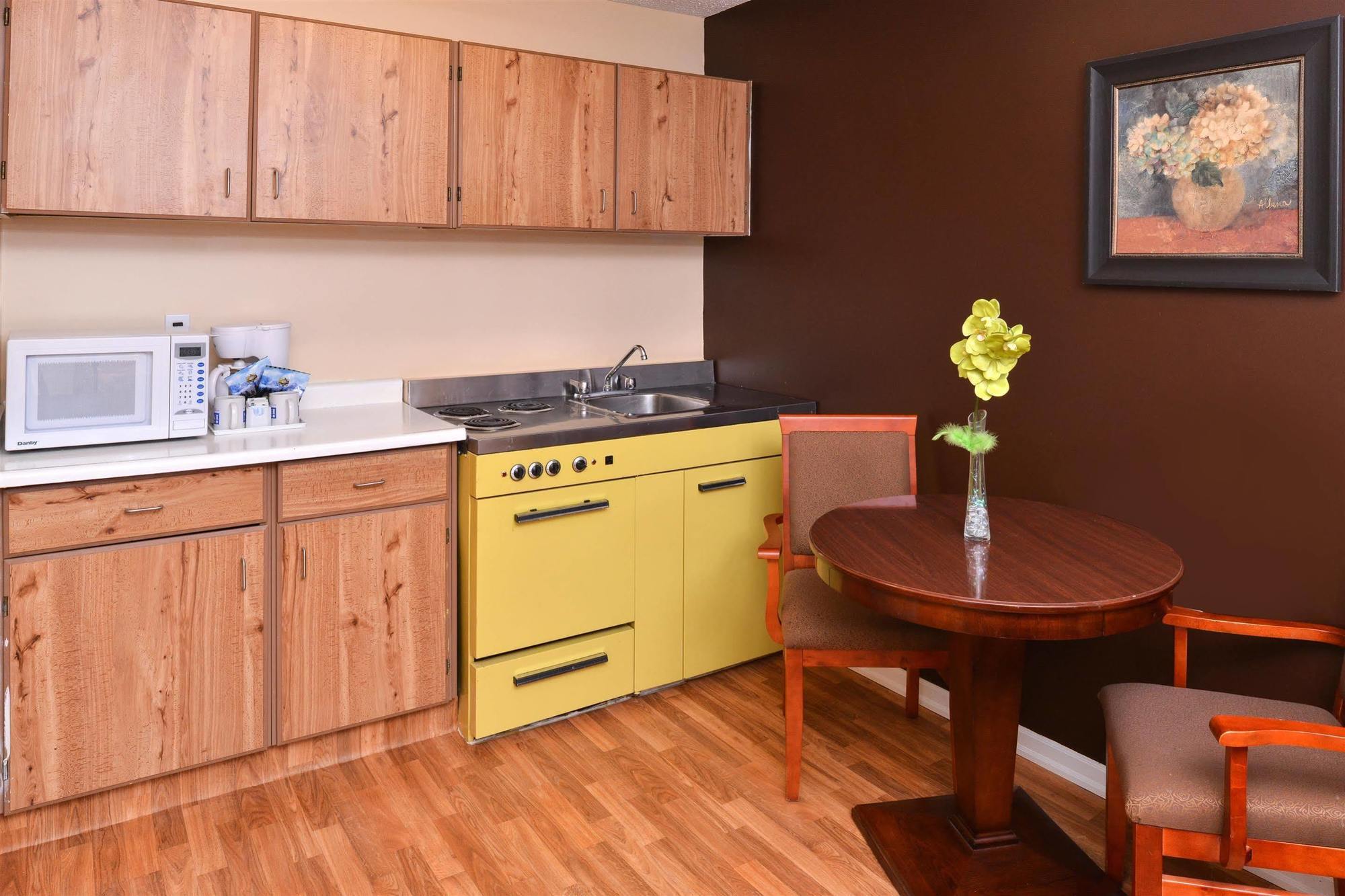 Canadas Best Value Inn Whitecourt Bagian luar foto