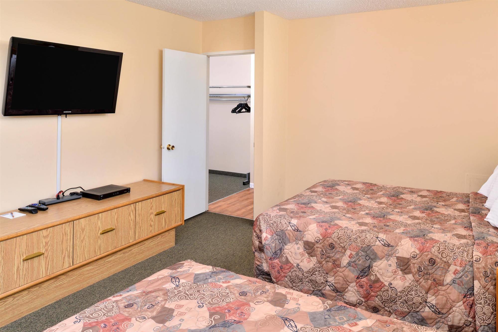 Canadas Best Value Inn Whitecourt Bagian luar foto