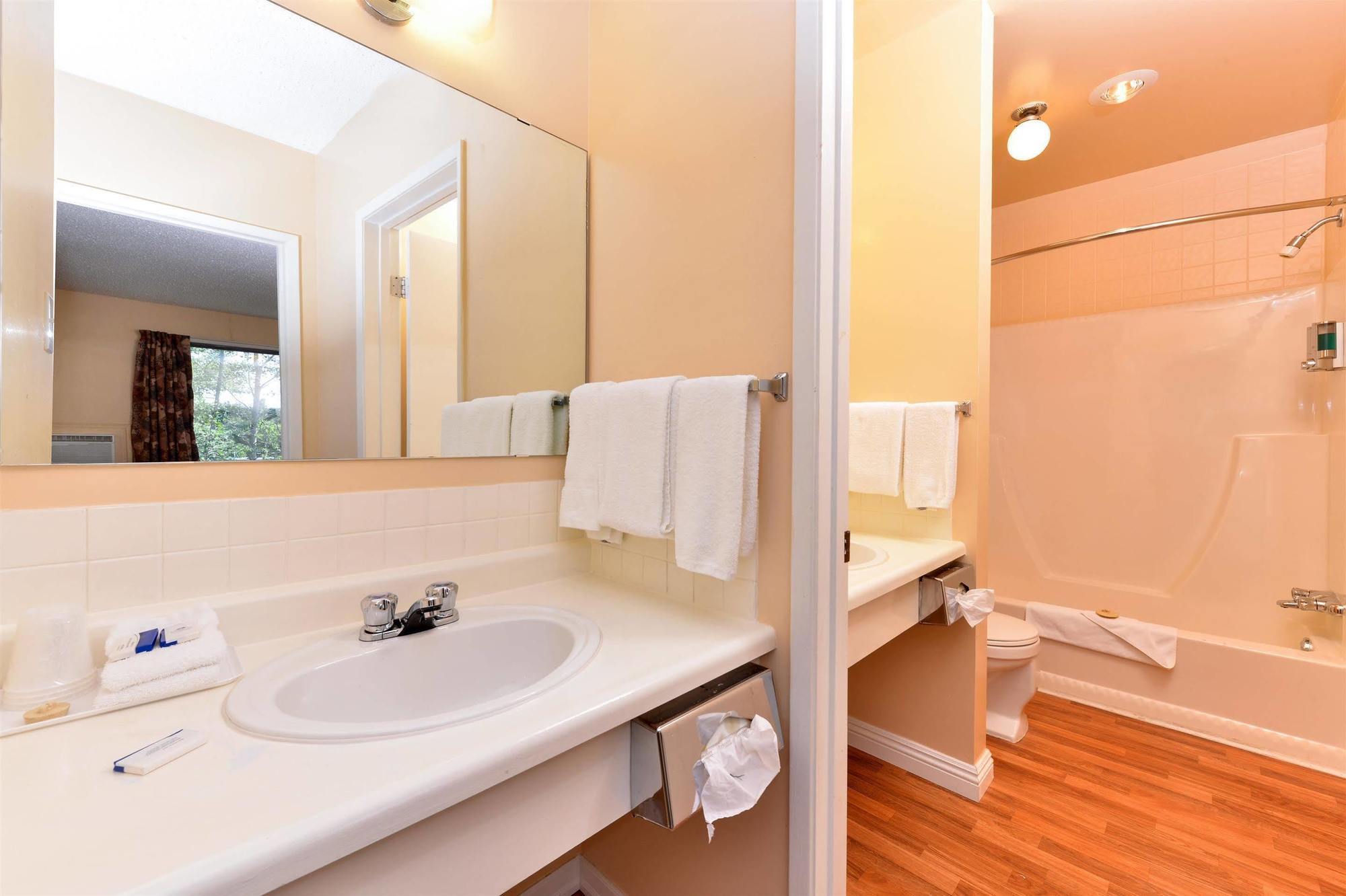 Canadas Best Value Inn Whitecourt Bagian luar foto