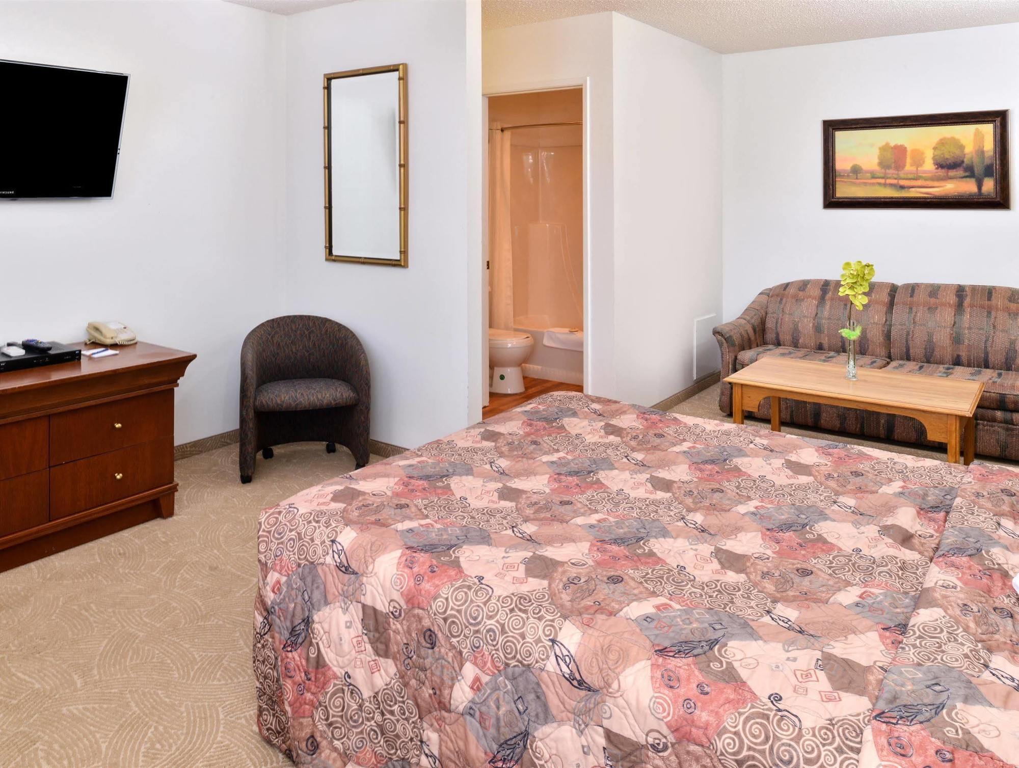 Canadas Best Value Inn Whitecourt Bagian luar foto