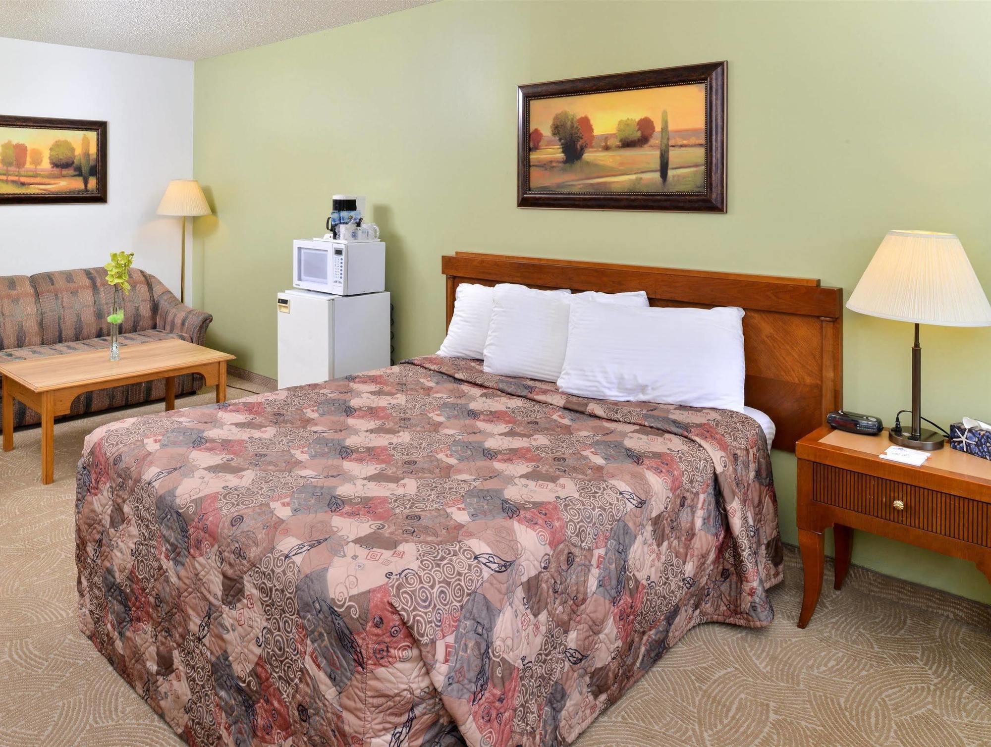Canadas Best Value Inn Whitecourt Bagian luar foto