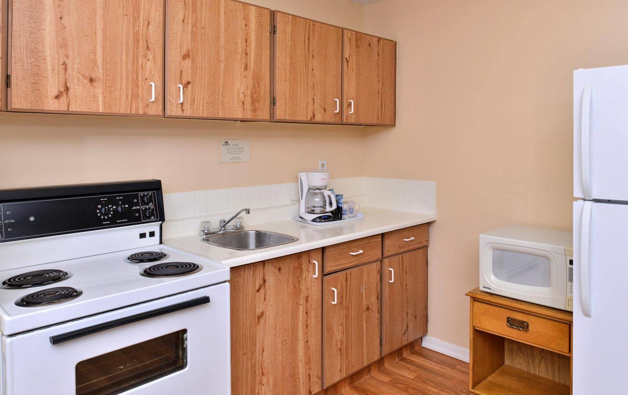 Canadas Best Value Inn Whitecourt Bagian luar foto