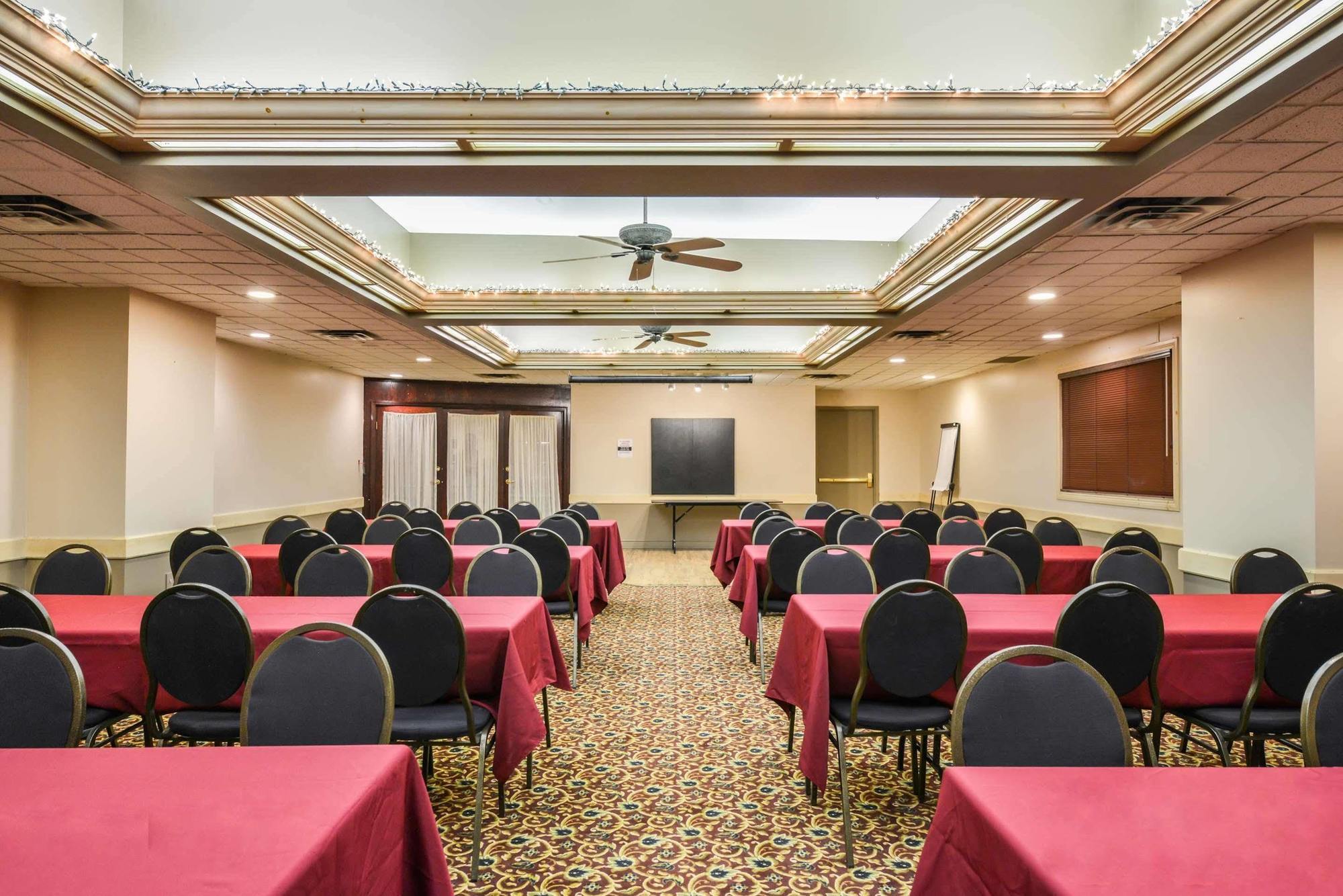 Canadas Best Value Inn Whitecourt Bagian luar foto
