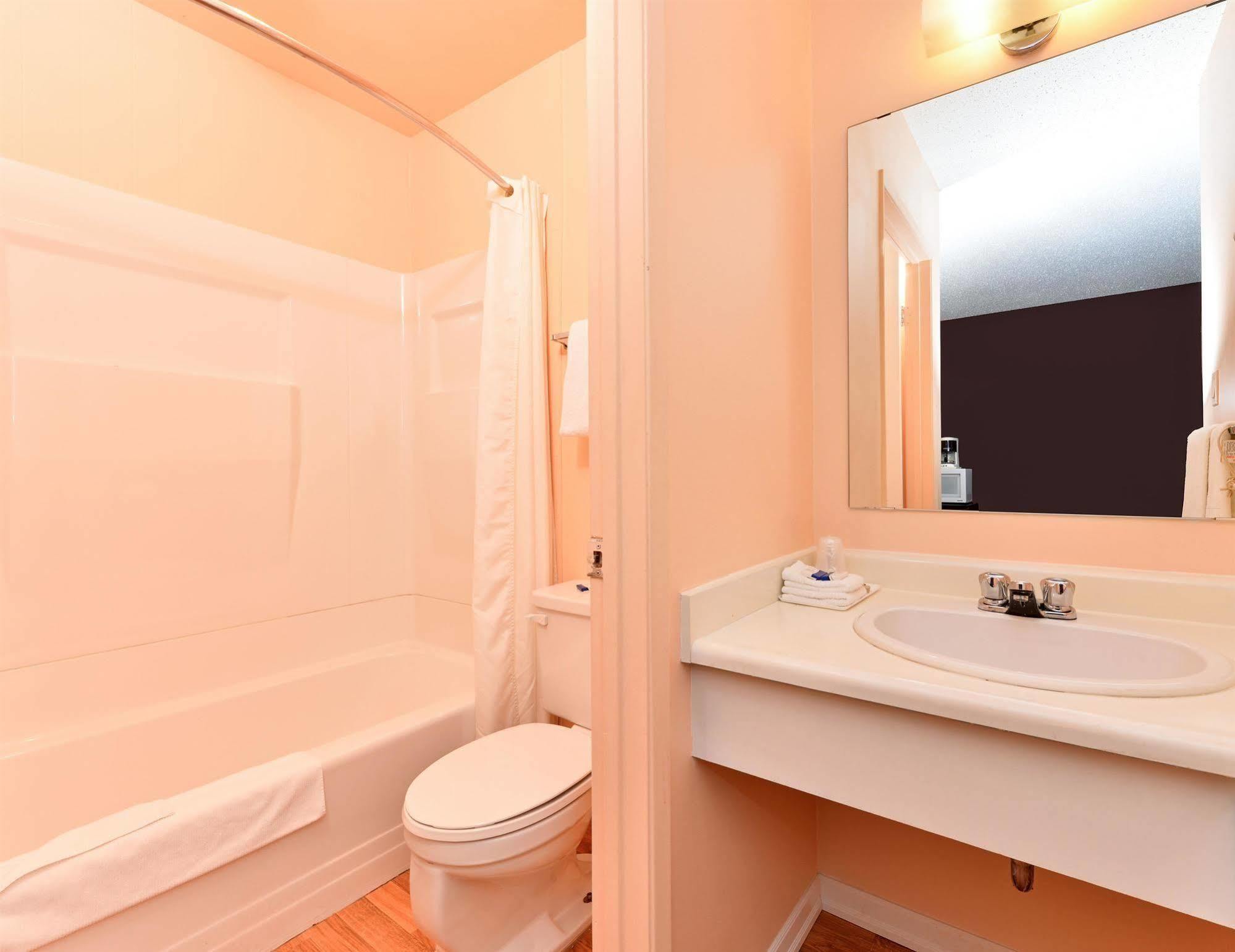 Canadas Best Value Inn Whitecourt Bagian luar foto