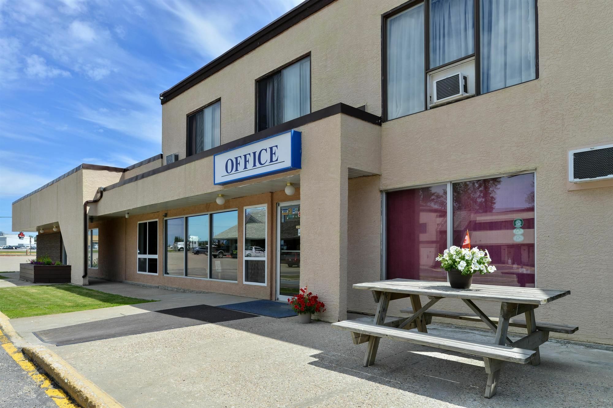 Canadas Best Value Inn Whitecourt Bagian luar foto